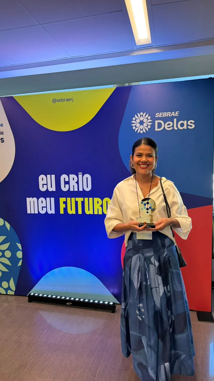 Luize Freire recebendo reconhecimento no Sebrae Delas